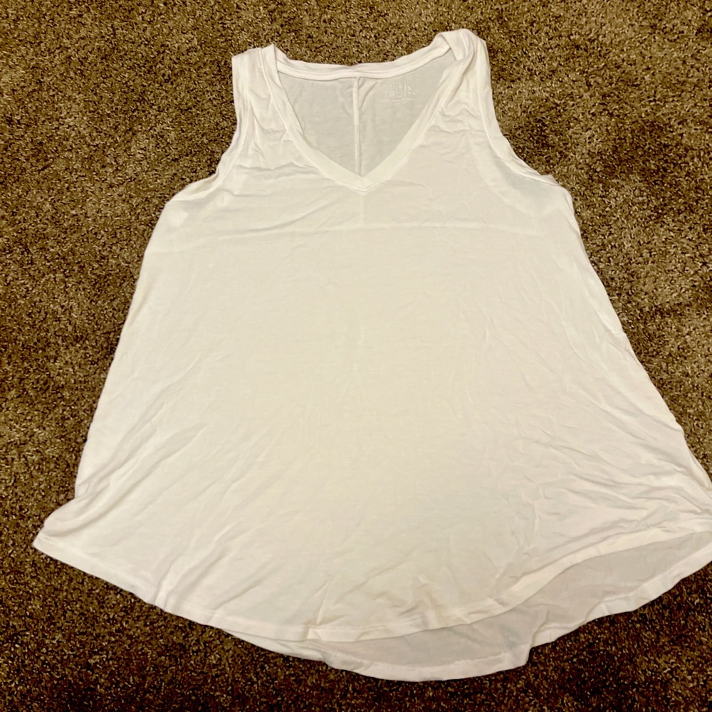 White sleeveless work out shirt